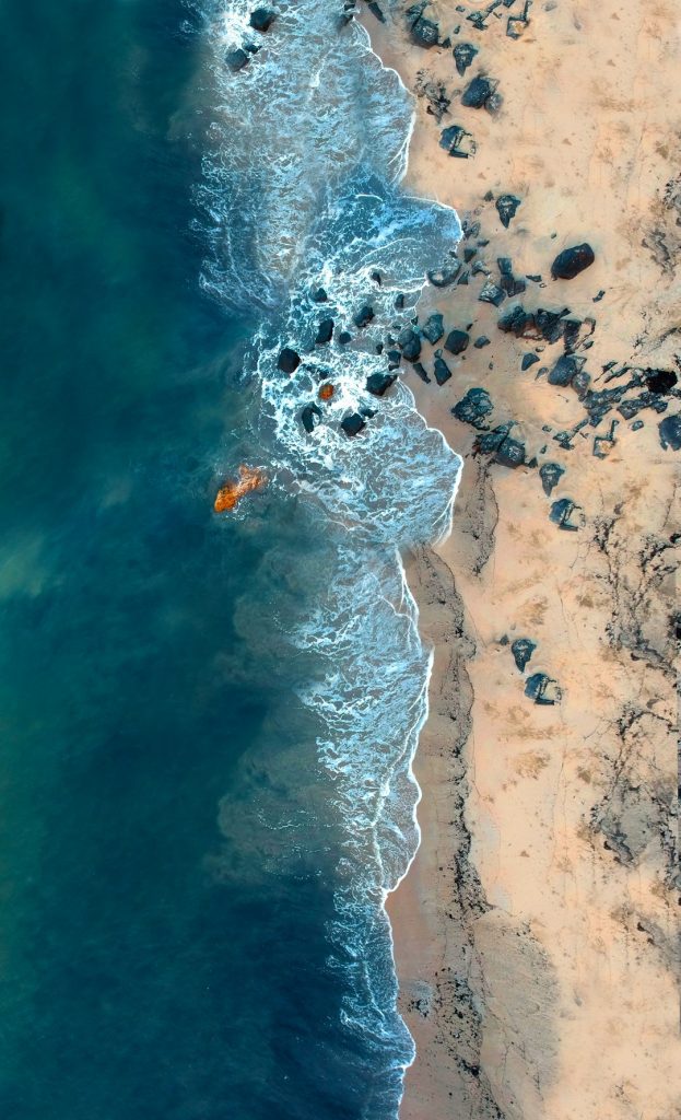 aerial-view-of-ocean-waves-biyeve0lxbm